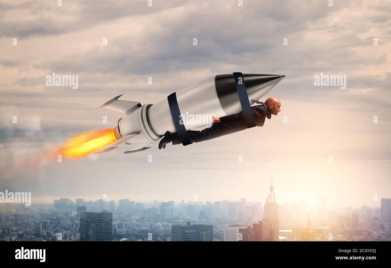 Uomo d'affari vola con un razzo veloce. Concetto di ambizione e determinazione Foto Stock