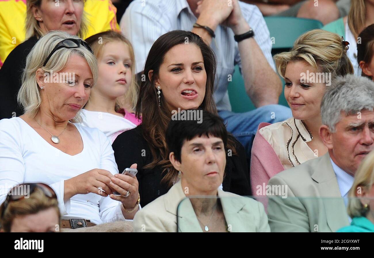 Catherine Middleton e gli amici. Wimbledon Tennis Championships, Londra. 28 GIU 2008 IMMAGINE DI CREDITO : © IMMAGINE DI STOCK DI PAIN /ALAMY DI CONTRASSEGNO Foto Stock