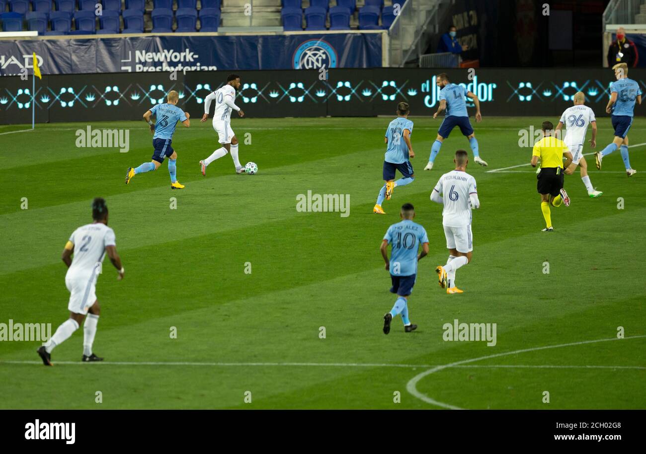 Harrison, NJ - 12 settembre 2020: Jurgen Locadia (10) di Cincinnati FC controlla la palla durante la partita di stagione regolare di MLS contro NYCFC alla Red Bull Arena Foto Stock