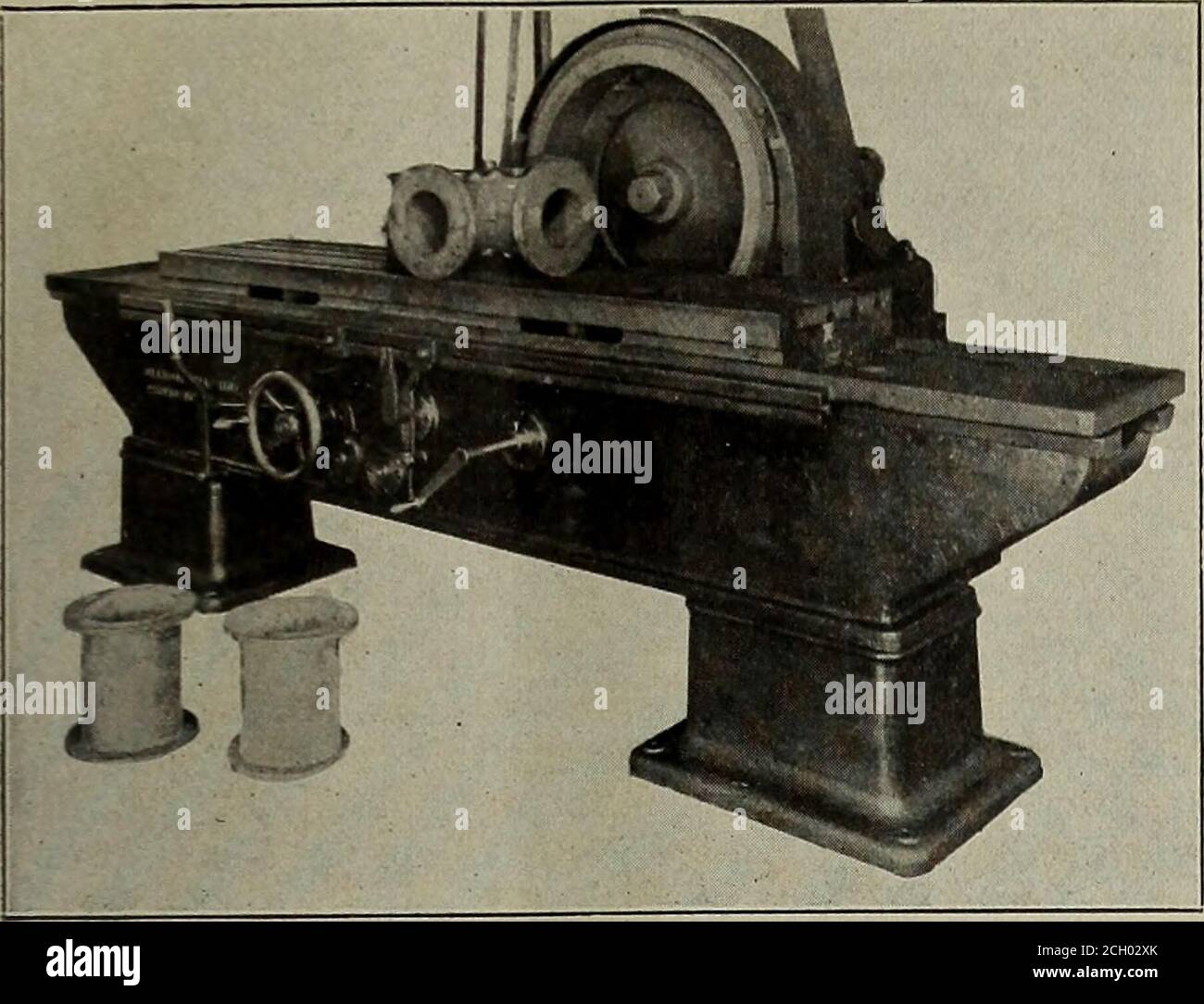 . Meccanico principale ferroviario [microform]. D mandrino regolabile, come su macchine di questa natura la ruota non dovrebbe funzionare non sostenuto. I cuscinetti sono ampi, realizzati con il miglior Babbitt, anello di lubrificazione, e ben protetti dalla polvere. La spinta estremitapresa da un reggispinta a sfere. L'avanzamento longitudinale della tavola è ottenuto da cinghie aperte e trasversali che sono con-nect ad ingranaggi pesanti ed una cremagliera, con meccanismo di riavvicinamento automatico per qualsiasi lunghezza di corsa, spostata da cani regolabili. Quando si desidera l'alimentazione manuale, una frizione viene gettata in rete con una manopola. L'alimentazione trasversale è automatica o a mano, come desiderato, an Foto Stock