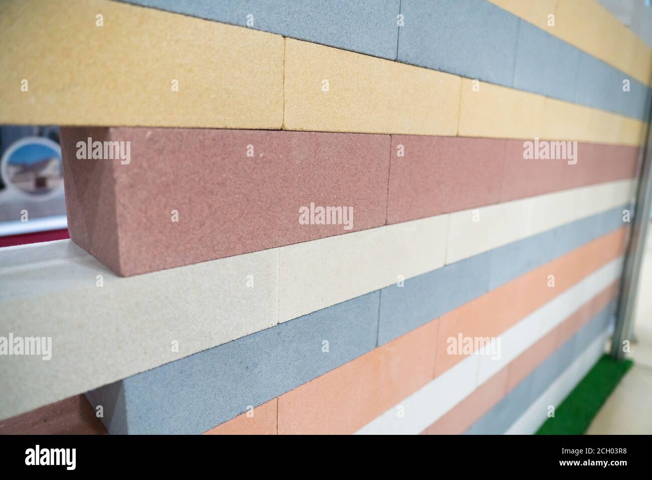 File di mattoni di decorazione multicolore Foto Stock