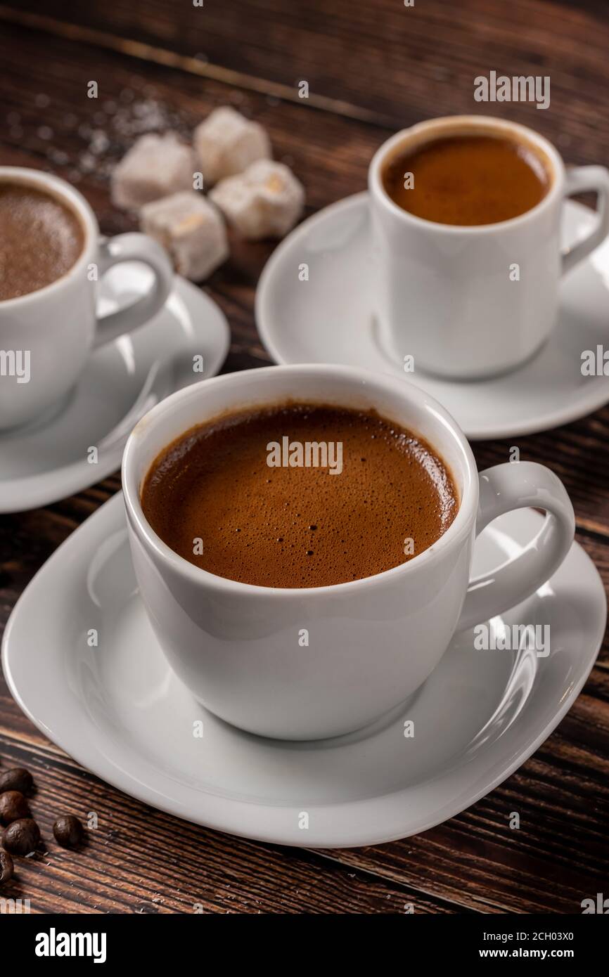 Tradizionale greco - tazza di caffè turca e concetto di delizia turca con sfondo in legno Foto Stock