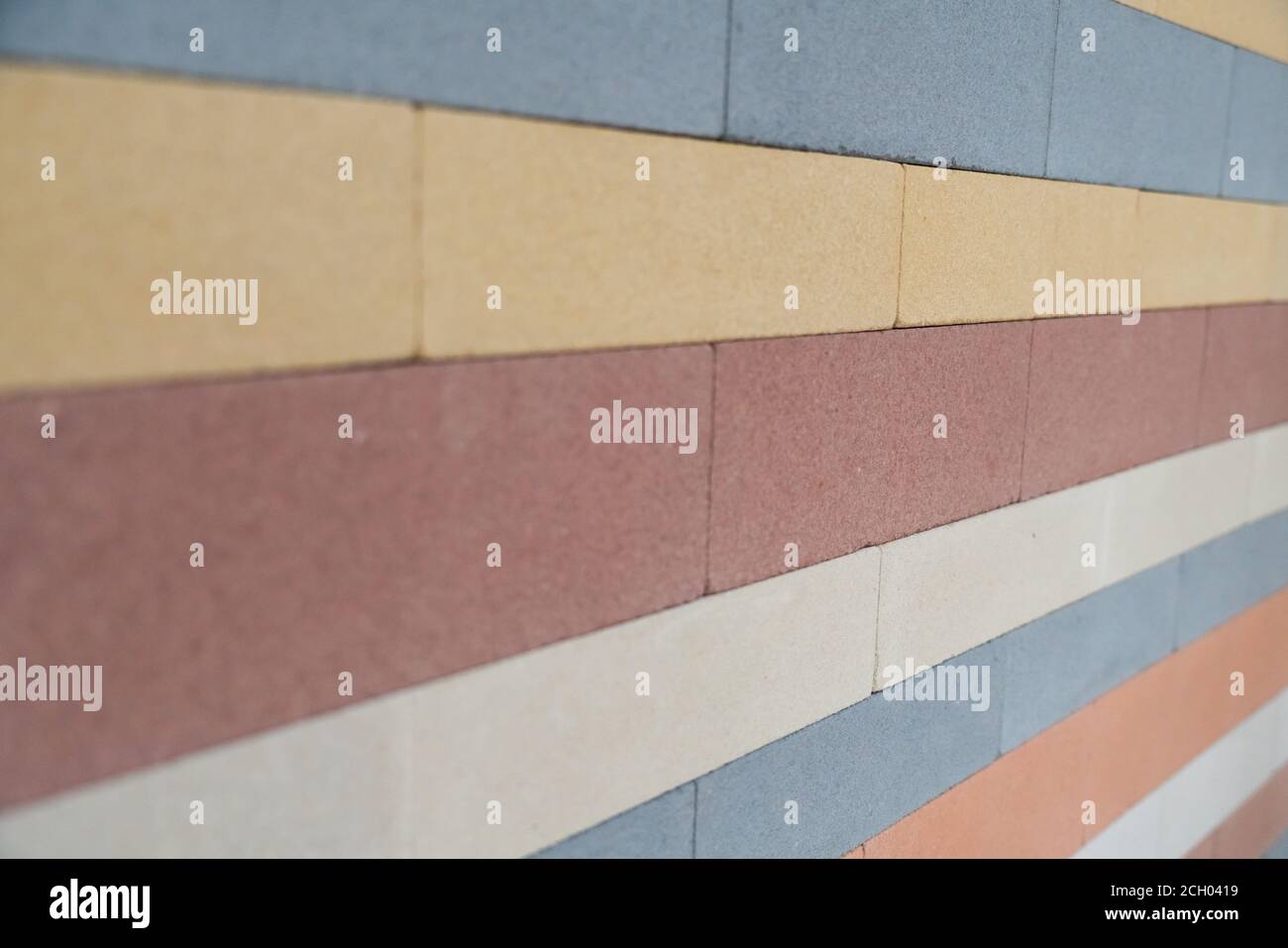 File di mattoni di decorazione multicolore Foto Stock