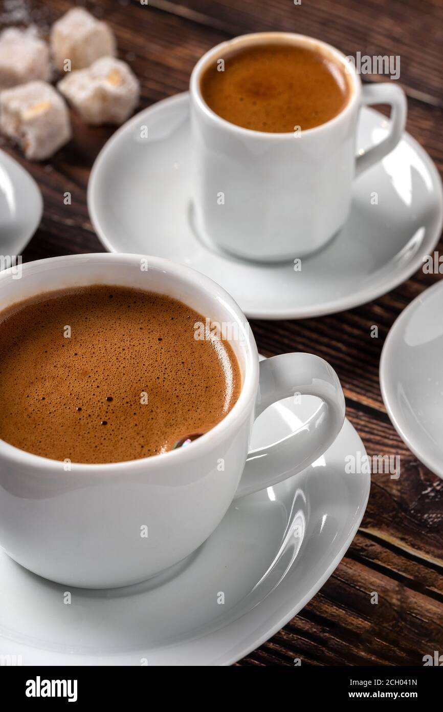 Tradizionale greco - tazza di caffè turca e concetto di delizia turca con sfondo in legno Foto Stock