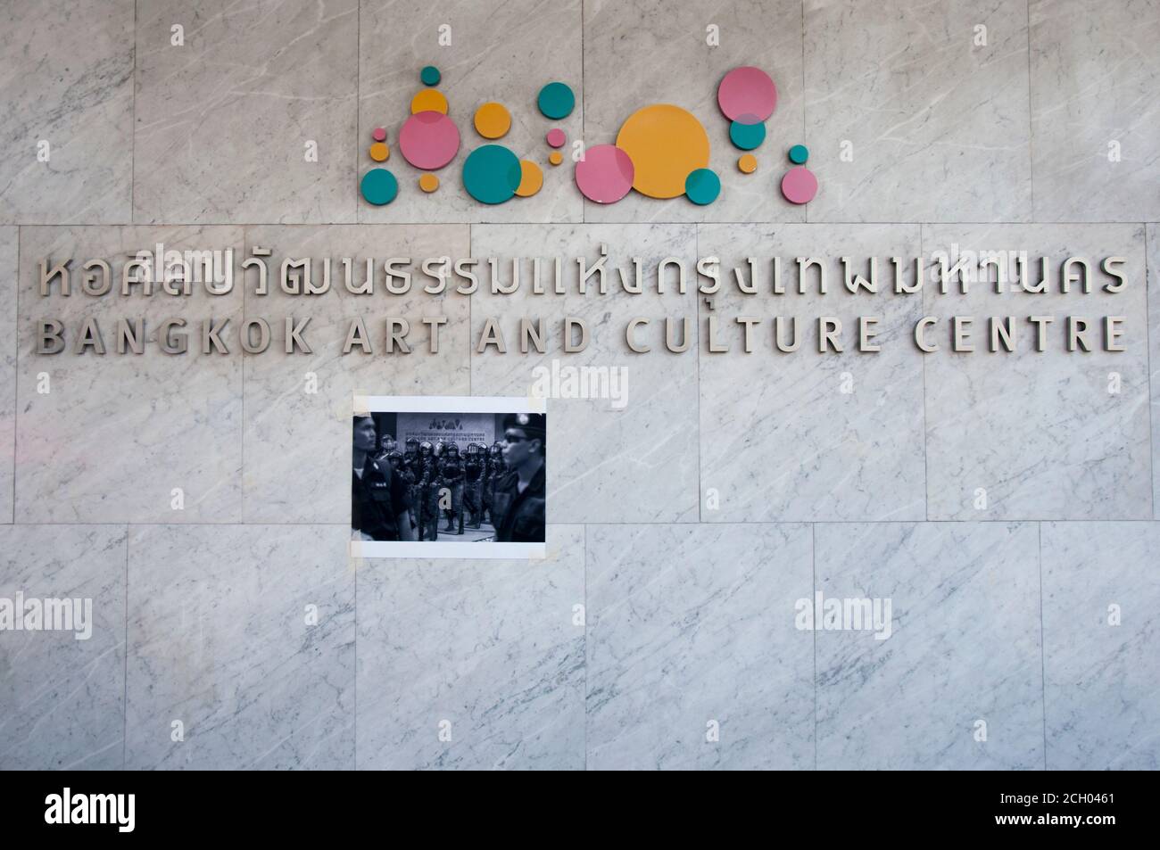 7 agosto 2001, Bangkok, Thailandia: Una mostra fotografica scattata su ''2014 Thai Coup d'etat'' è esposta sul muro del Bangkok Art and Culture Center..il gruppo chiamato ''Free Arts'' ha tenuto un'attività ''Act si Art'' per esprimere il loro sostegno alla libertà di espressione e di democrazia in Thailandia il 12 settembre. Il gruppo è composto da artisti provenienti da diversi campi. Le attività dell'evento spaziano dai workshop alla recitazione di poemi, dal teatro e dai concerti. (Credit Image: © Peerapon Boonyakiat/SOPA Images via ZUMA Wire) Foto Stock