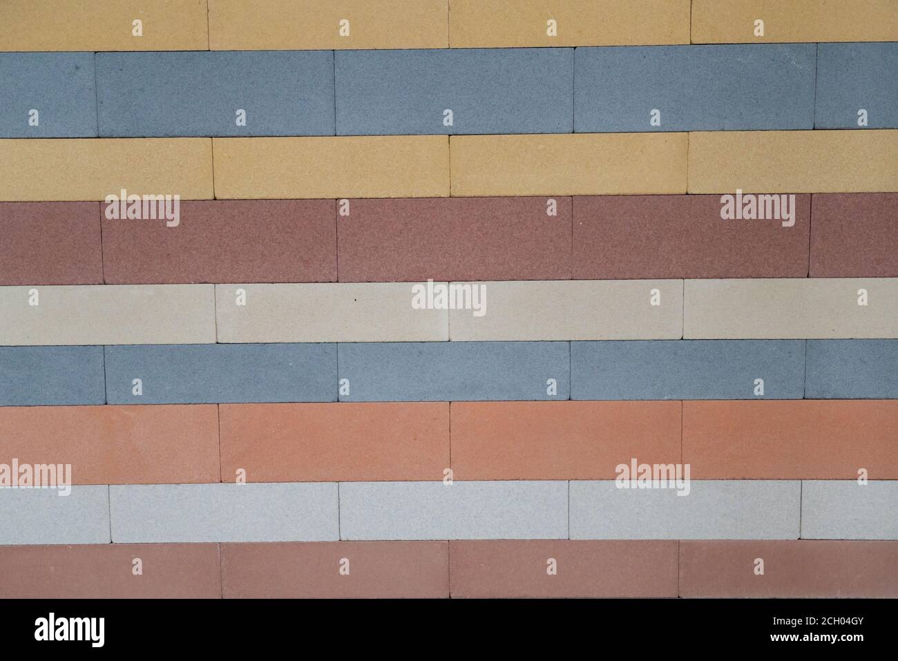 File di mattoni di decorazione multicolore Foto Stock