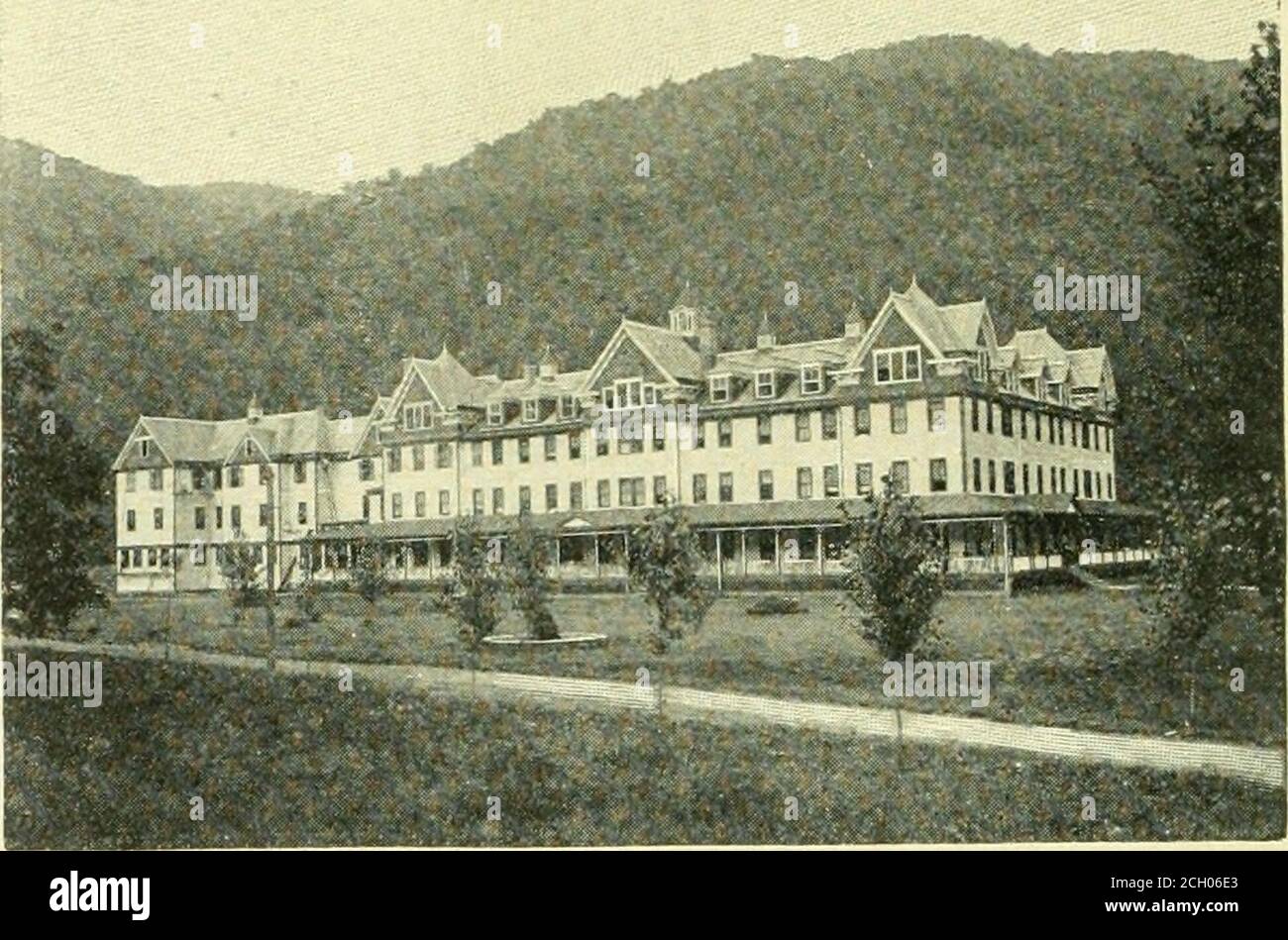 . Il Grande Monte Nord della catena Shenandoah, all'altitudine di 1,800 metri, CaponSprings, W. Va., offre un luogo delizioso in montagna per trascorrere l'estate. E 'raggiungibile da Baltimora è: Ohio in modo ofHarpers Ferry e Capon Road. I venti prevalenti ad ovest, che vengono ashey fanno dalla cima delle AUeghanies, danno all'aria una fresca, secca freschezza e croccante singolarmente rinvigorente e concorde-abile. Oltre ad essere un resort più attrattiva, è uno dei più grandi centri di benessere in questo paese, e molti uomini e donne devono il loro sollievo dalla sofferenza, Foto Stock