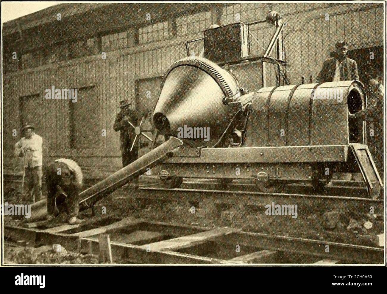 . Giornale ferroviario elettrico . ilds Track UnderAdverse Condizioni Old Ties Show Long Life - New Track is Lasted onConcrete base - Street è lastricata con blocchi di legno impostati in calcestruzzo umido gli standard di costruzione del binario e i metodi della nuova Orleans Railway & Light Company sono di particolare interesse a causa delle condizioni di sottosuperficie. La thecity è praticamente circondata da acqua tenuta fuori dai levees. Il suolo sotto la città è un depositand alluvionale fino a quando un nuovo sistema di drenaggio della città con grandi pompswas installato alcuni anni fa, molte parti delle strade di New Orleans erano praticamente a level.Then di acqua un 16- Foto Stock