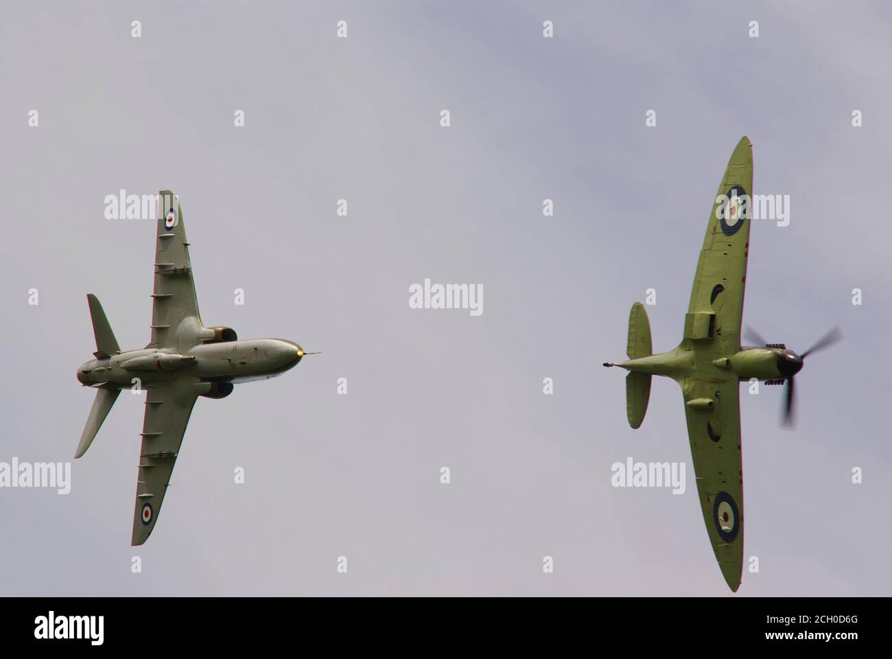BAE Hawk T1, XX184 e Spitfire Mk 2, 70° anniversario del 19 Squadron, RAF, Foto Stock