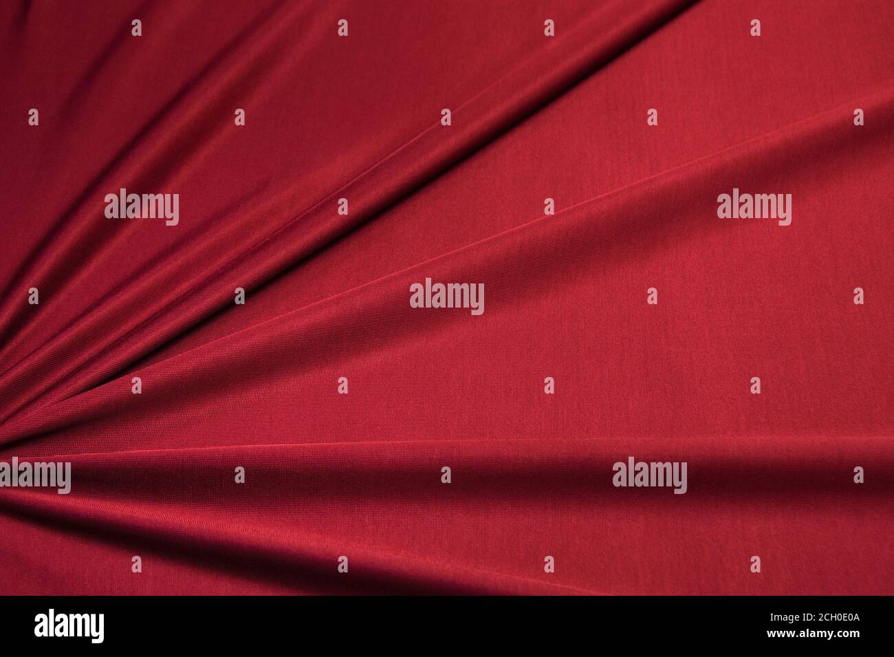 Maglieria rossa brillante. Il tessuto drappeggiato con pieghe, Jersey, può essere utilizzato come sfondo Foto Stock