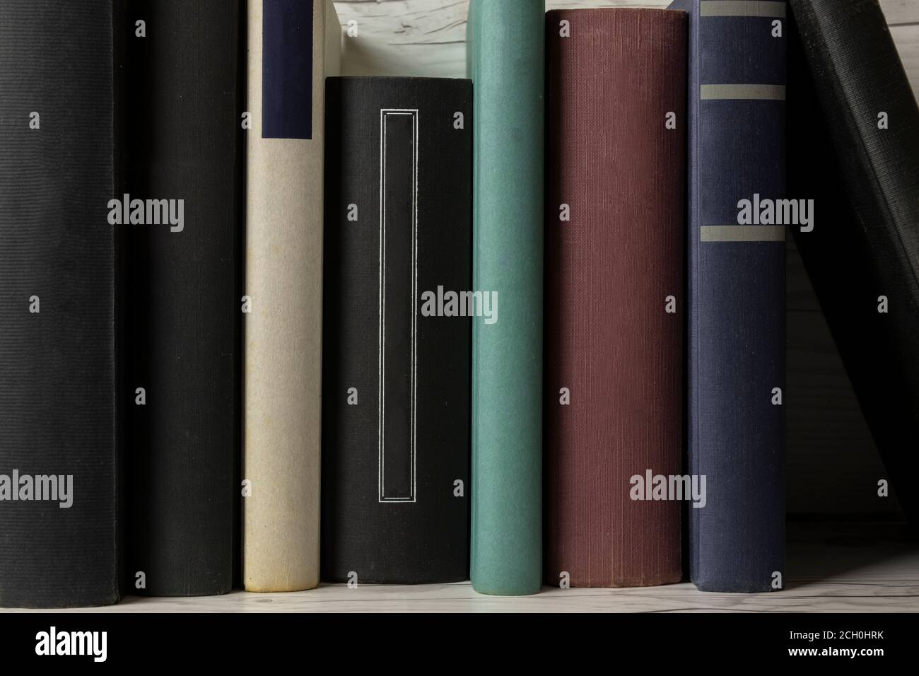 libri in un tavolo bianco Foto Stock