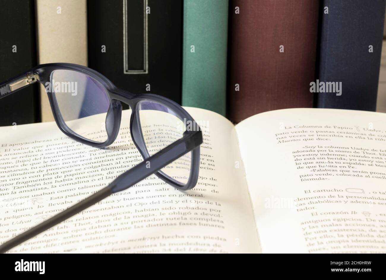 libri in un tavolo bianco Foto Stock
