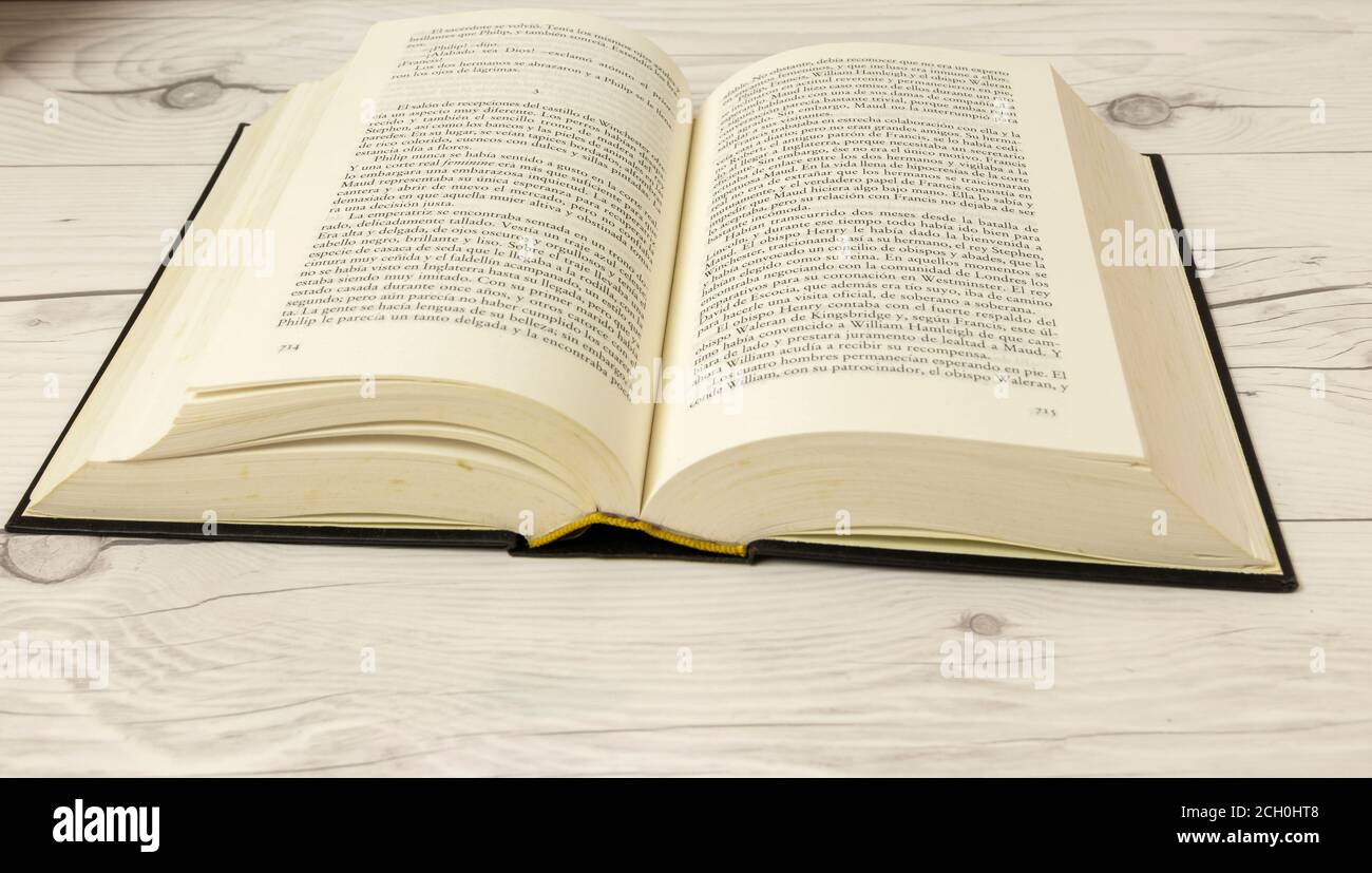libri in un tavolo bianco Foto Stock