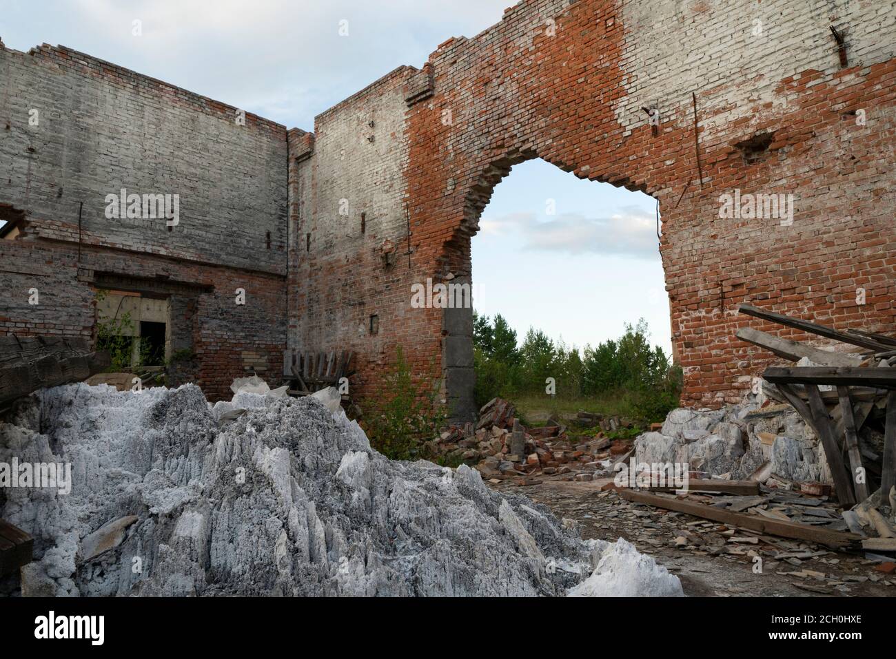 muri distrutti di un vecchio edificio in mattoni, rovine Foto Stock