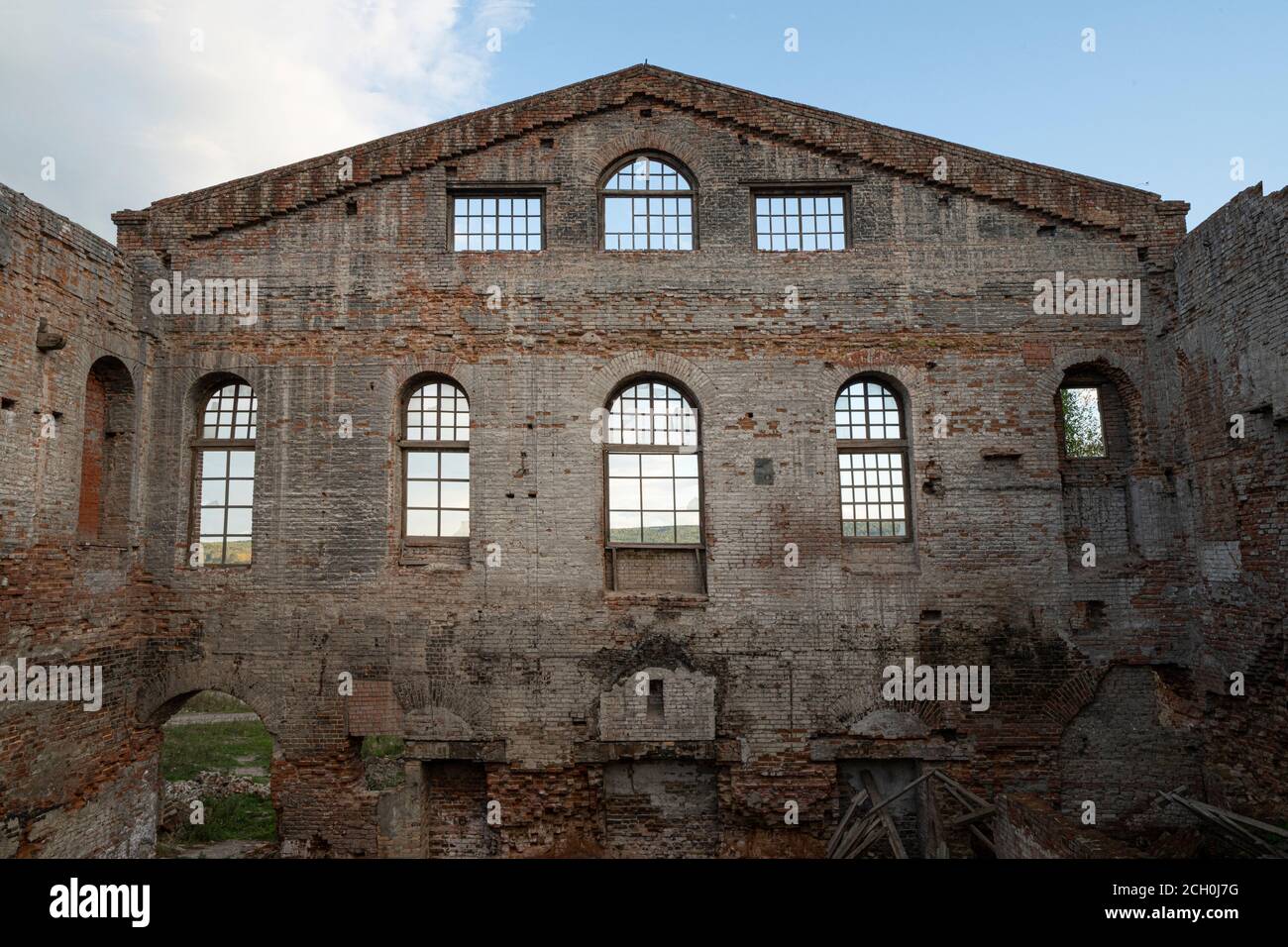 vecchio edificio in mattoni, parete frontale. la finestra archi Foto Stock