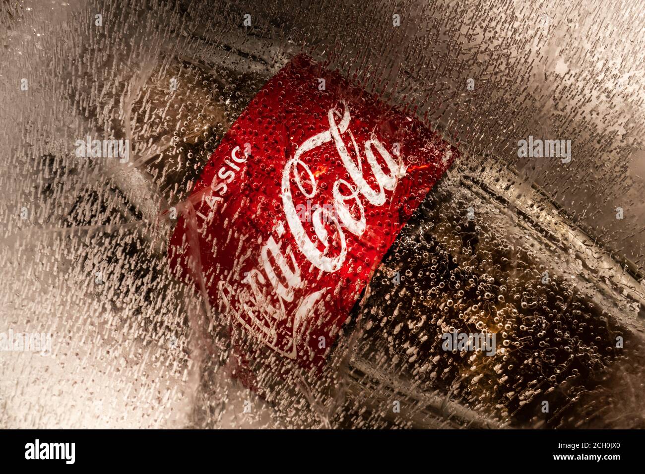 Krasnoyarsk, Russia, 25 agosto 2020: Una bottiglia di Coca Cola congelata in un blocco di ghiaccio Foto Stock