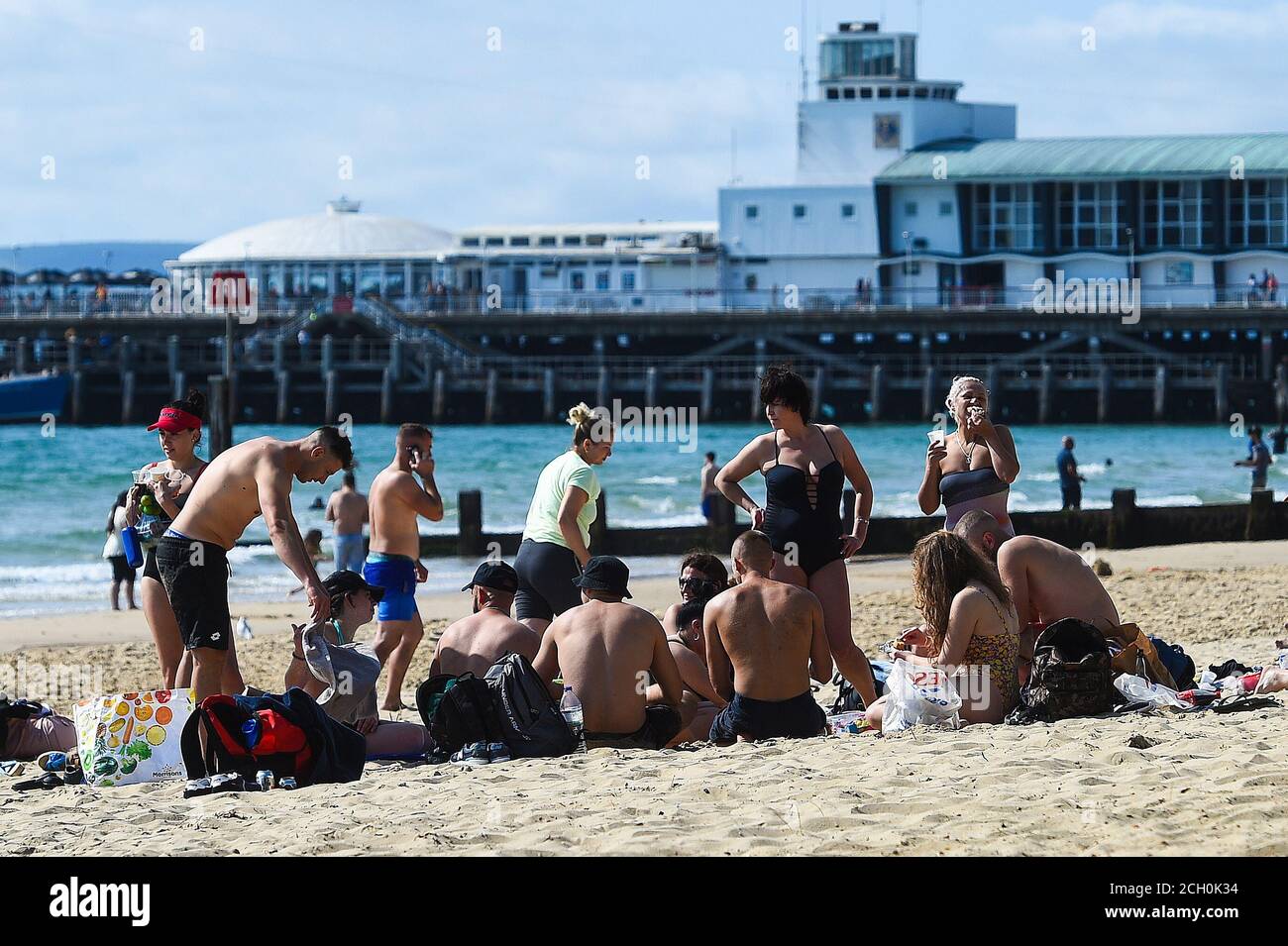 Le persone che godono del sole d'autunno sulla spiaggia di Bournemouth. Il pubblico è stato esortato ad agire 'in sintonia? Con gli orientamenti del Covid-19 prima che la "regola delle sei" restrizioni entri in vigore lunedì. Foto Stock