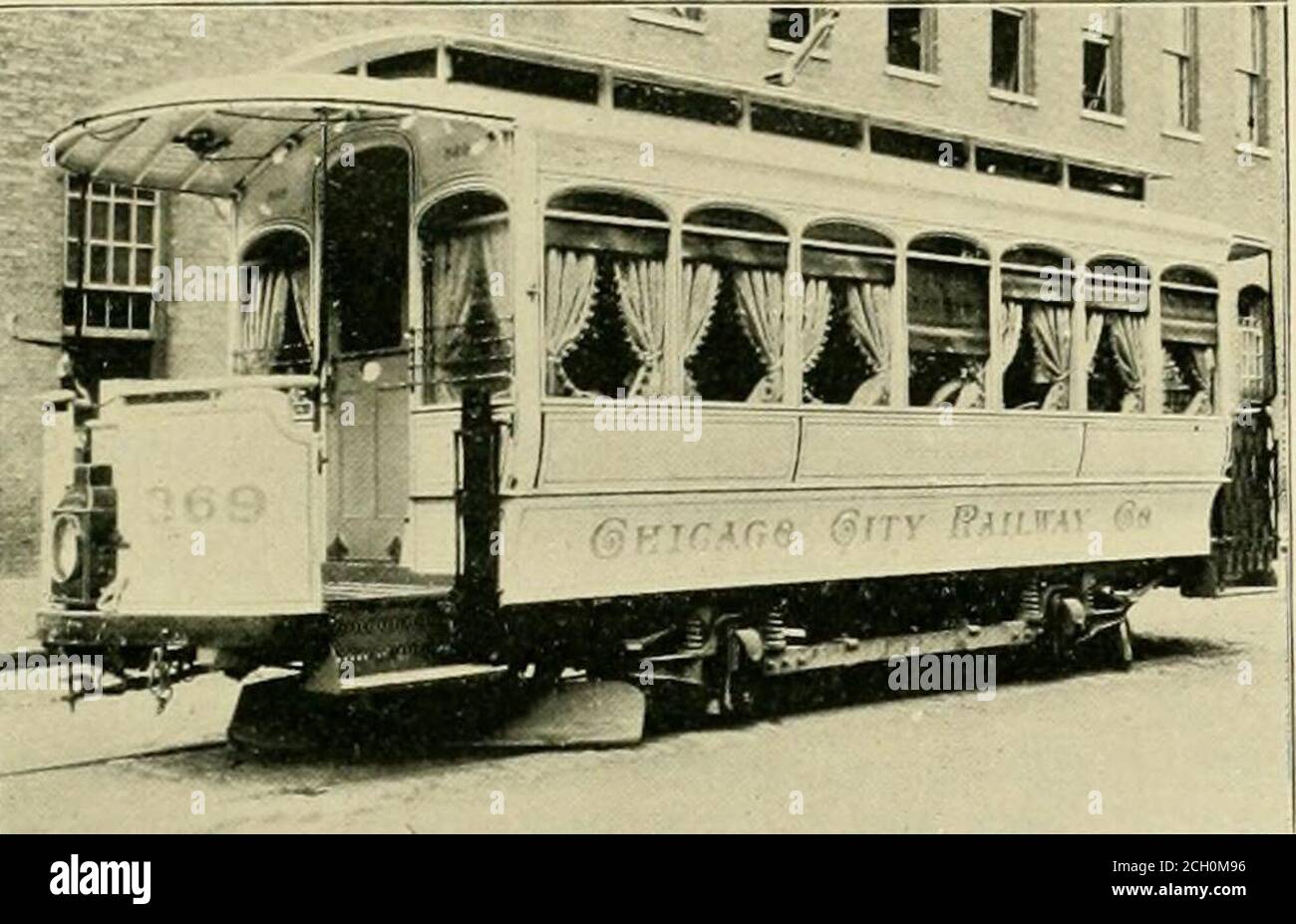 . La rassegna della ferrovia di strada . - 19, è una delle finestcar che è mai stato messo sulla strada a beneficio di imprese di ricerca di piacere. La macchina wasdesigned e costruita dall'azienda ed è un modello di itskind. È rifinito in legno costoso e le porte di windowsand sono coperte con i portieres pesanti di exquisitemaestry. Il soffitto è decorato in rilievo e illuminato con numerose luci incandescenti. I sedili sono semplicemente sedie facili, mobili a volontà, e creatura. CHICAGO CITY RAILWAY S IAKTY CAR. I comfort sono curati e tenuti freschi da un serbatoio di ghiaccio-acqua e frigorifero sul retro Foto Stock