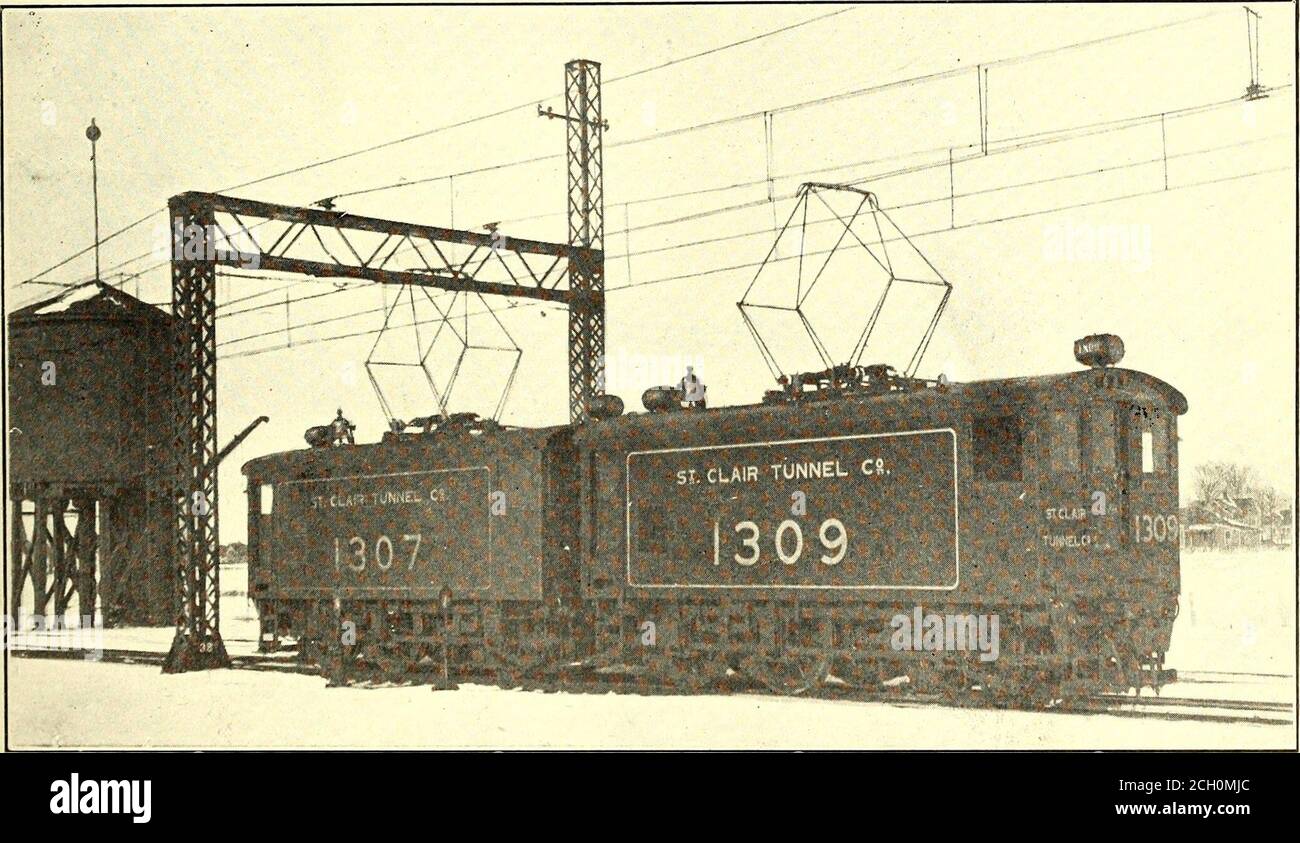 . Il sistema monofase è stato fornito dalla Westinghouse Electric &Manufacturing Company e installato sotto la supervisione di Bion J. Arnold, ingegnere di consulenza. Il tunnel è un singolo foro di binario, rivestito con un guscio in ghisa, e ha un diametro interno dicirca 19 piedi. La lunghezza del tunnel dal portale al portale è di6032 piedi. L'approccio a tunnel aperto sul lato di Port Huron è con una batteria sarebbe stata grande in entrambi i casi, a causa della natura del carico con frequenti picchi elevati e brevi valori inter-vals durante i quali la ricarica potrebbe essere effettuata. La guara Foto Stock