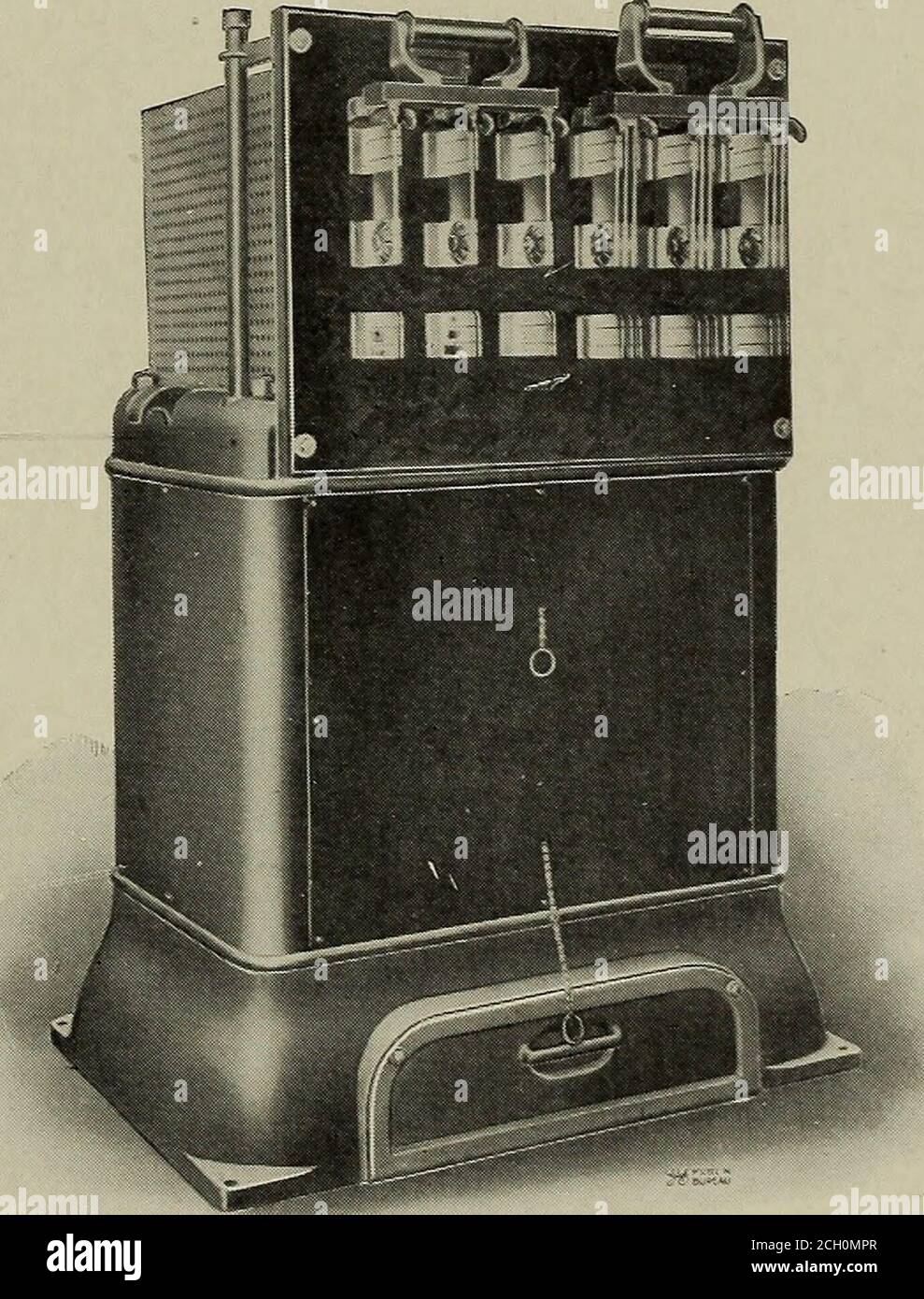 . Ingegneria della trazione e della trasmissione elettrica . KILOWATT. Fig. 73. 400 la somma delle tensioni del trasformatore e della reattanza è maggiore rispetto alla prima e quindi la tensione dell'anello di scivolamento è elevatacon il carico. Il convertitore con tale disposizione è detto da compounded, e può mantenere una tensione continua costante sotto ampie variazioni di carico. È consuetudine prevedere per ogni fase una bobina di reattanza di capacità di kilovolt-ampere acombinate pari al 15% della capacità di kilowatt terna del corrispondente convertitore.Fig. 74 mostra un set di reac-tance di aria-blasto di General Electric Company e swit di partenza Foto Stock