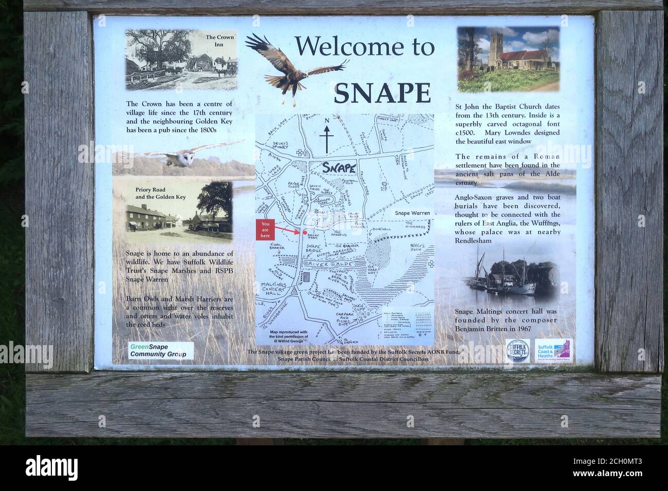 Snape, Suffolk, UK - 13 settembre 2020: Domenica pomeriggio di sole in autunno sul fiume Alde a Snape. Scheda informativa e mappa. Foto Stock