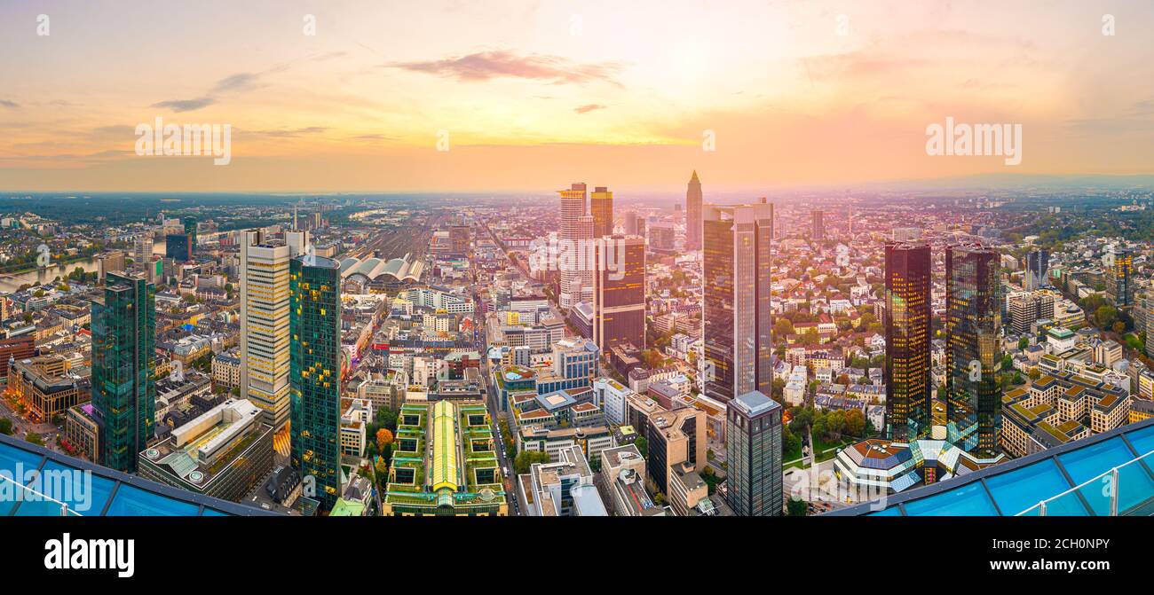 Francoforte; Germania paesaggio urbano dall'alto al crepuscolo. Foto Stock
