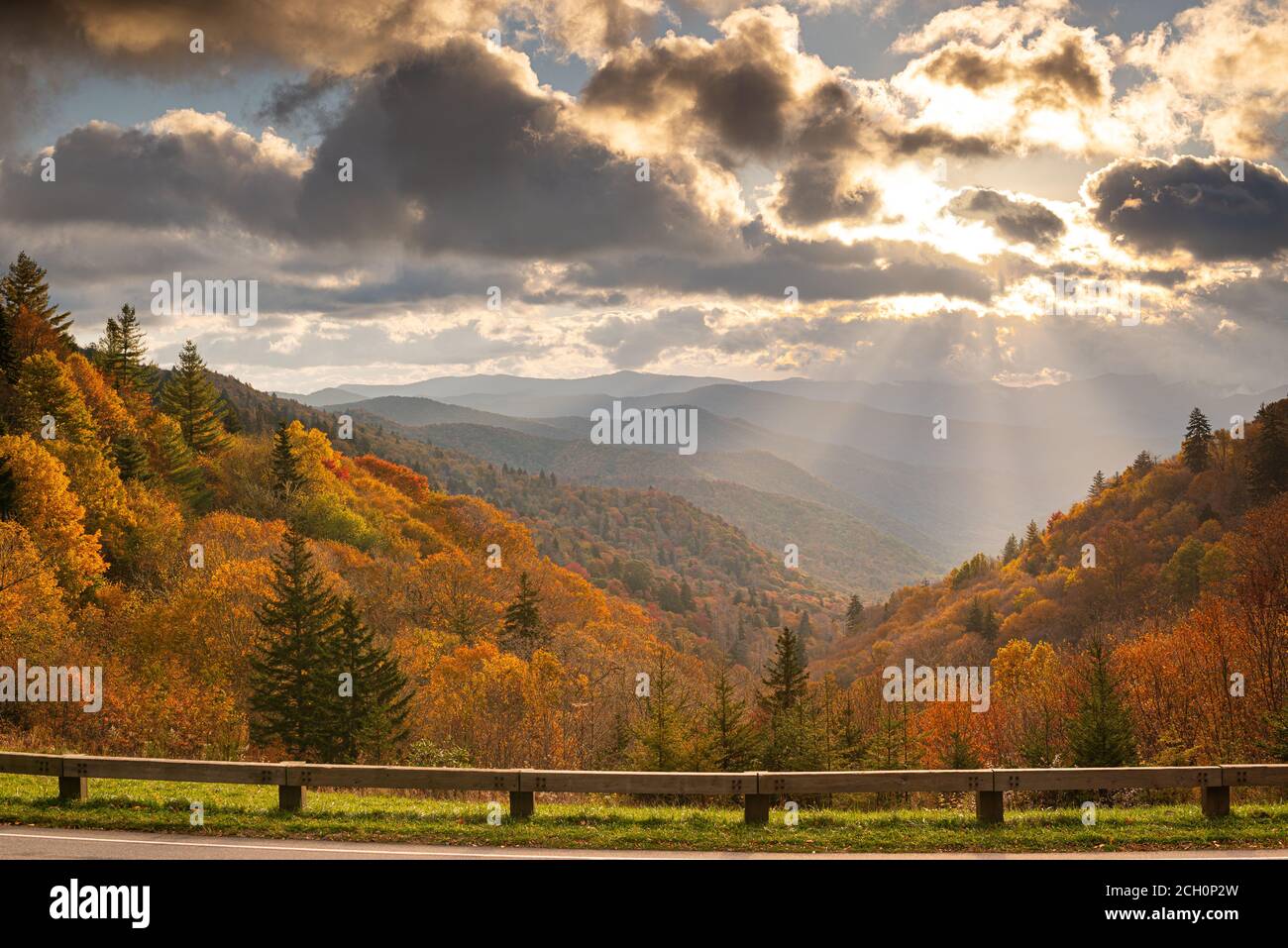 Parco Nazionale di Great Smoky Mountains, Tennessee, Stati Uniti d'America che si affaccia la ritrovata Pass in autunno. Foto Stock