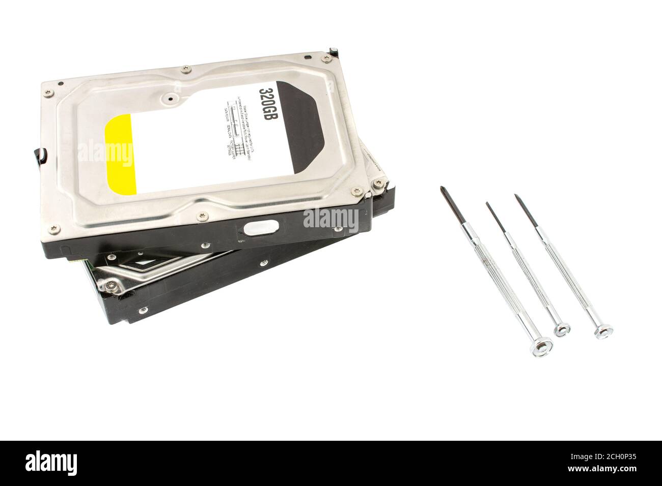 Riparazione del disco rigido nel ripristino HDD del centro di assistenza. Memorizzazione dei dati. Recuperare i dati persi. Cacciavite vicino al disco rigido. Su sfondo bianco. Isolato Foto Stock
