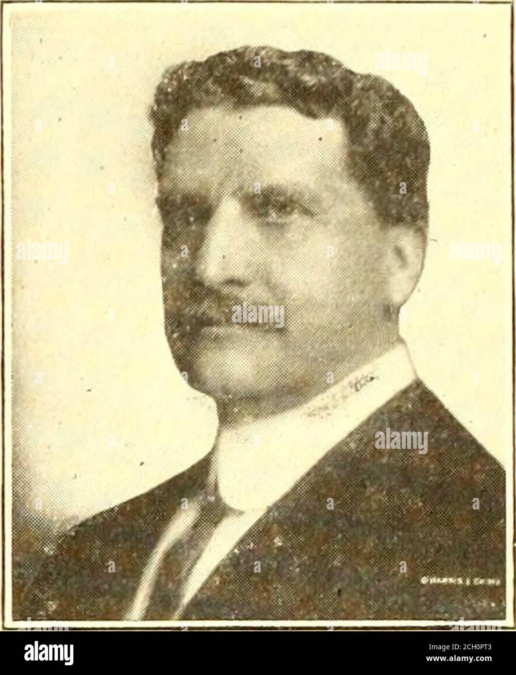 . Giornale ferroviario elettrico . ha rotolato a prua-man alla divisione Est, una posizione che ha tenuto fino al 1894, quando ha ri-girato come caposquadra assistente a MR.Crosby nel motore e camion di partenza presso i negozi, tenendo questa posizione fino alla morte di MR. Crosby, 639 quando fu promosso in prima mano. Il titolo della posizione towhich il sig. Dolezal è stato nominato è stato cambiato da quello del super-intendente del materiale rotabile all'allargatore del meccanico principale. Il presidente re dimette il capo della Washington Railway & Elec-tric Company va in pensione per Attendi i suoi interessi personali Clarence P. Ki Foto Stock