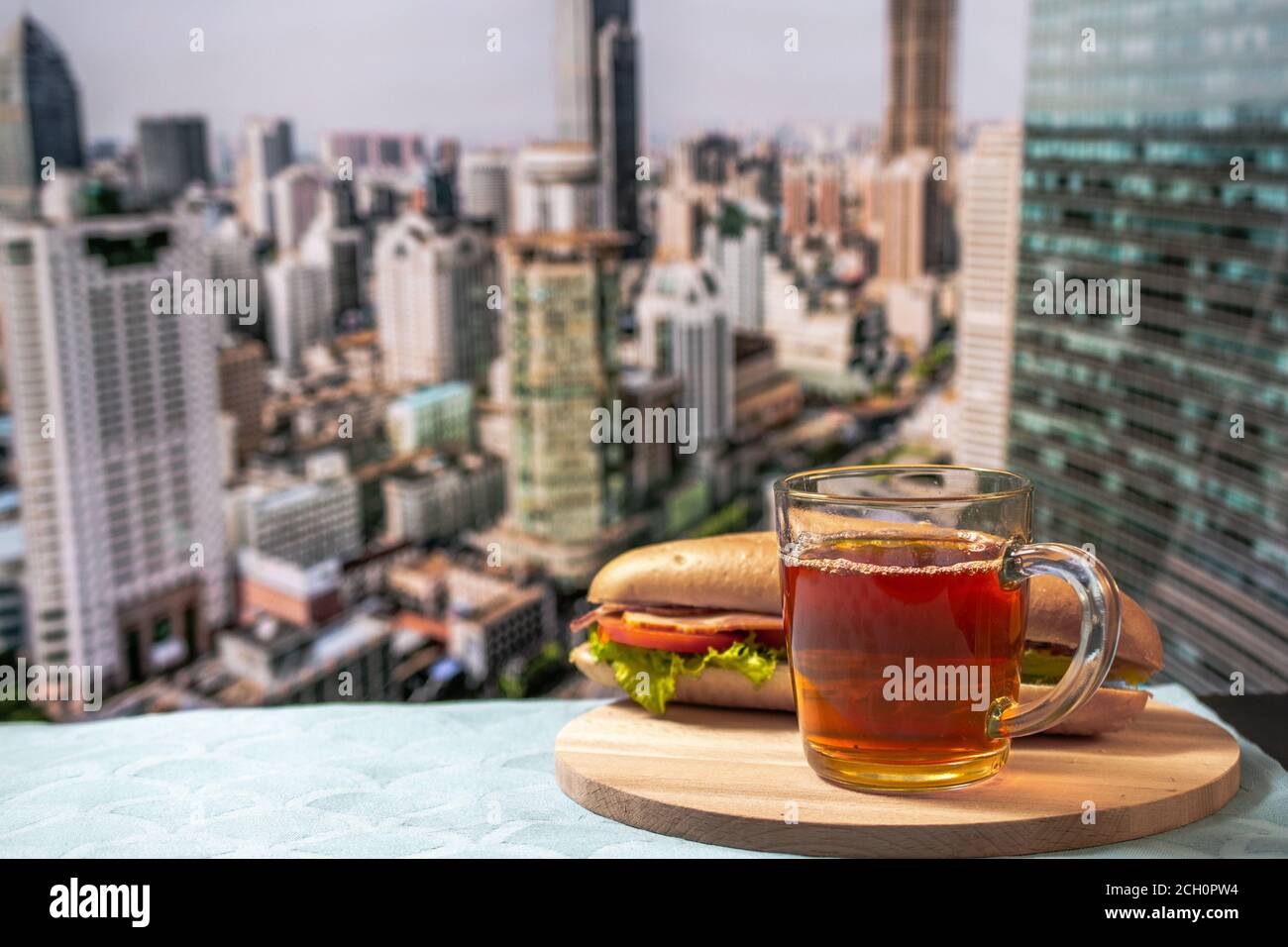 Primo piano di una tazza di caffè o tè. Il panorama di New York City è sullo sfondo. Concetto di persona di affari mattina. Foto Stock