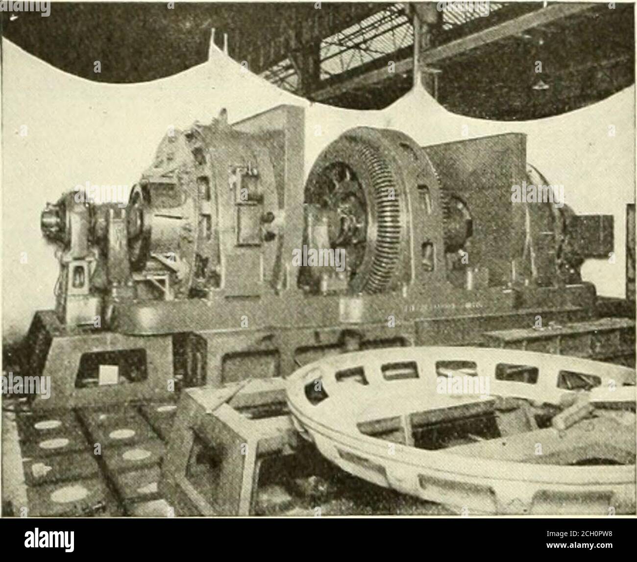 . Ingegneria ferroviaria e locomotiva : una rivista pratica di energia motrice ferroviaria e materiale rotabile. Ress fatto fino ad oggi il mese di dicembre e la spedizione è stata fatta come sched- i pesi effettivi del completato è stato notevole. piastrella, il 25 settembre. Questa unità di trasporto locomotiva è la seguente: 362 INGEGNERIA FERROVIARIA E LOCOMOTIVA. Novembre 1915. Peso totale di 564,000 lb sui conducenti 448,000 peso per assale motore... 56,000 peso per assale di guida.... 29,000 dodici delle locomotive su ordinazione sono aregired per il servizio passeggeri e il re-maining trenta sono orientati per il trasporto di oltre 200 miglia. Il modello 100,000- Foto Stock