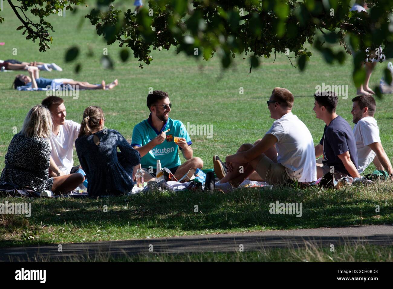 Londra, Regno Unito. 13 settembre 2020: I londinesi hanno approfittato del tempo soleggiato per fare picnic e fare sport su Clapham Common il giorno prima che le regole di allontanamento sociale cambieranno. Anna Watson/Alamy Notizie dal vivo Foto Stock