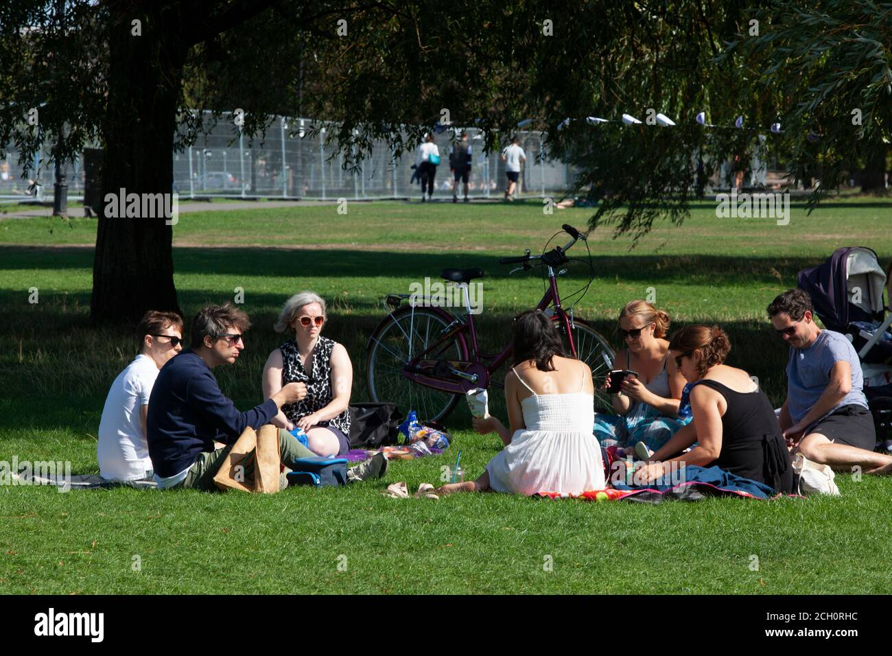 Londra, Regno Unito. 13 settembre 2020: I londinesi hanno approfittato del tempo soleggiato per fare un picnic a Clapham Common. Da domani un gruppo di 7 incontri come questo sarà illegale in quanto le regole di allontanamento sociale cambieranno. Anna Watson/Alamy Notizie dal vivo Foto Stock