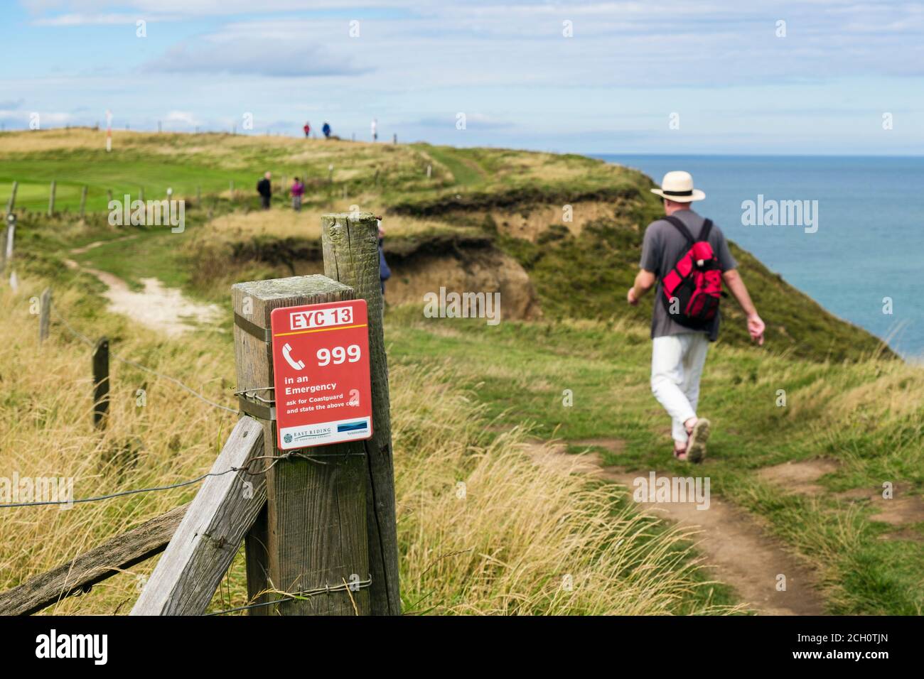 Emergency 999 segno per chiamare guardia costiera da clifftop sentiero con Persone che camminano a Flamborough Head Bridlington East Riding of Yorkshire Inghilterra Regno Unito Foto Stock