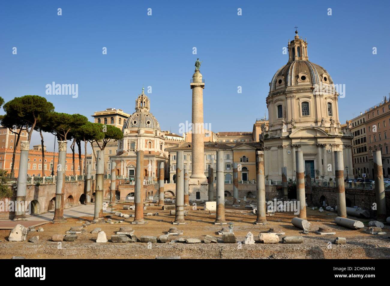 Italia, Roma, Foro di Traiano, Basilica Ulpia e colonna di Traiano Foto Stock