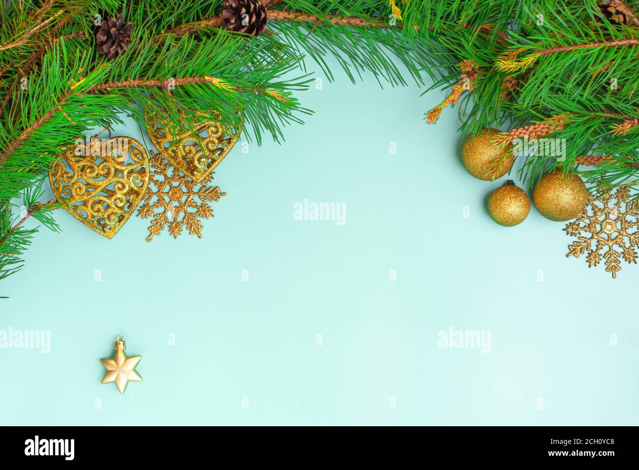 Decorazione di Natale. Ramo albero di natale, palle di natale e stella chrismas. Anno nuovo. Vista dall'alto, disposizione piatta Foto Stock