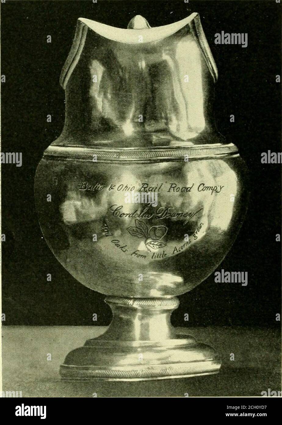 . Libro del blu reale . UNA RELIQUIA IXTERESTINU. (SeepaseSO.) Libro del Blu reale. PuBi.isiiKn mensile dal reparto passeggeri della ferrovia di Baltimora & Ohio. Vol. III BALTIMORA, GIUGNO 1900. N. 9. MOUNTAIN LAKE PARK, MARYLAND. SULLA cima delle Alle-Gheny Mountains si trova il rifugio ideale e località estiva noto asMountain Lake Park. Una peculiare caratteristica geologica di questa vasta catena di montagne dove occupano la parte occidentale del Maryland è il pianoro che si estende lungo la loro cresta stessa, circa nove millesimi e praticamente pianeggiante. Sembrerebbe ottenuto da Foto Stock