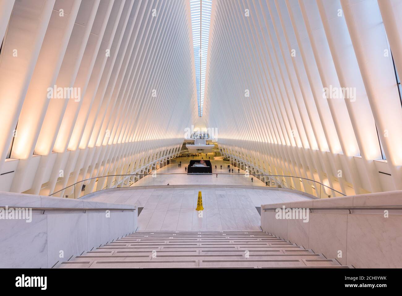 La città di NEW YORK, Stati Uniti d'America - 23 ottobre 2016: il Westfield World Trade Center Mall e il centro per il trasporto nella parte inferiore di Manhattan. Foto Stock