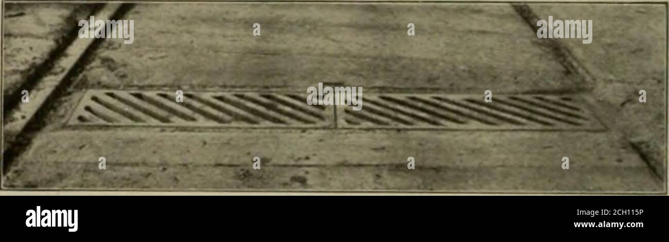 . La rassegna della ferrovia di strada . con l'AssociatedPress e rimase con quella organizzazione fino a che non si dimise per essere-come redattore delle pubblicazioni ufficiali del New England StreetRailway Club. Tratto discutibile la forma di copertina qui illustrata con hasbeen invented. Si noterà che le aperture si arcuano ad un angolo di 45° rispetto alle rotaie e si è trovato che tale disposizione consente di disaerare la possibilità di catturare le calze dei cavalli e di dare anche un migliore drenaggio, poiché le aperture oblique non sono facilmente clogso come aperture orizzontali o fori rotondi. Questi scarichi sono stati fo Foto Stock