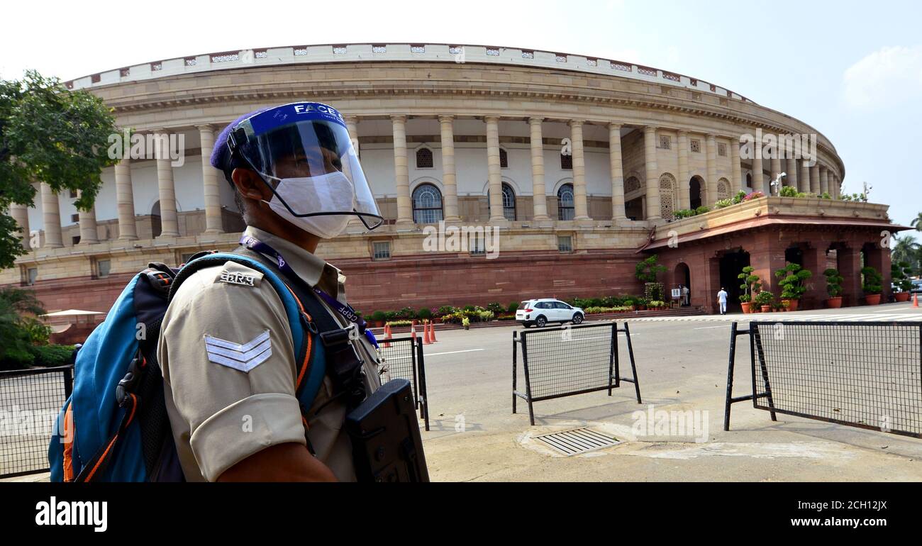 Nuova Delhi, India. 13 settembre 2020. Il personale di sicurezza che indossa maschere e protezioni per il viso pattuglia i locali della Casa del Parlamento, a Nuova Delhi. Il Parlamento è pienamente preparato per la sessione monsona di 18 giorni di lunedì 14 settembre 2020, sotto l'ombra della pandemia del coronavirus con molti primati, tra cui la seduta delle due Camere a turni senza alcun giorno di riposo, l'ingresso solo a coloro che hanno una relazione COVID-19 negativa e l'obbligo di indossare maschere. Credit: PRASOU/Alamy Live News Foto Stock