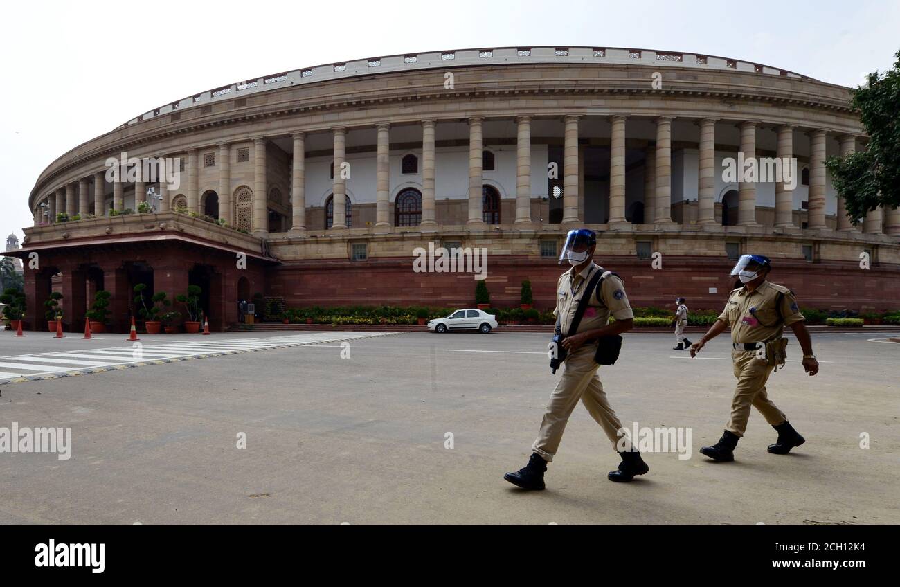 Nuova Delhi, India. 13 settembre 2020. Il personale di sicurezza che indossa maschere e protezioni per il viso pattuglia i locali della Casa del Parlamento, a Nuova Delhi. Il Parlamento è pienamente preparato per la sessione monsona di 18 giorni di lunedì 14 settembre 2020, sotto l'ombra della pandemia del coronavirus con molti primati, tra cui la seduta delle due Camere a turni senza alcun giorno di riposo, l'ingresso solo a coloro che hanno una relazione COVID-19 negativa e l'obbligo di indossare maschere. Credit: PRASOU/Alamy Live News Foto Stock