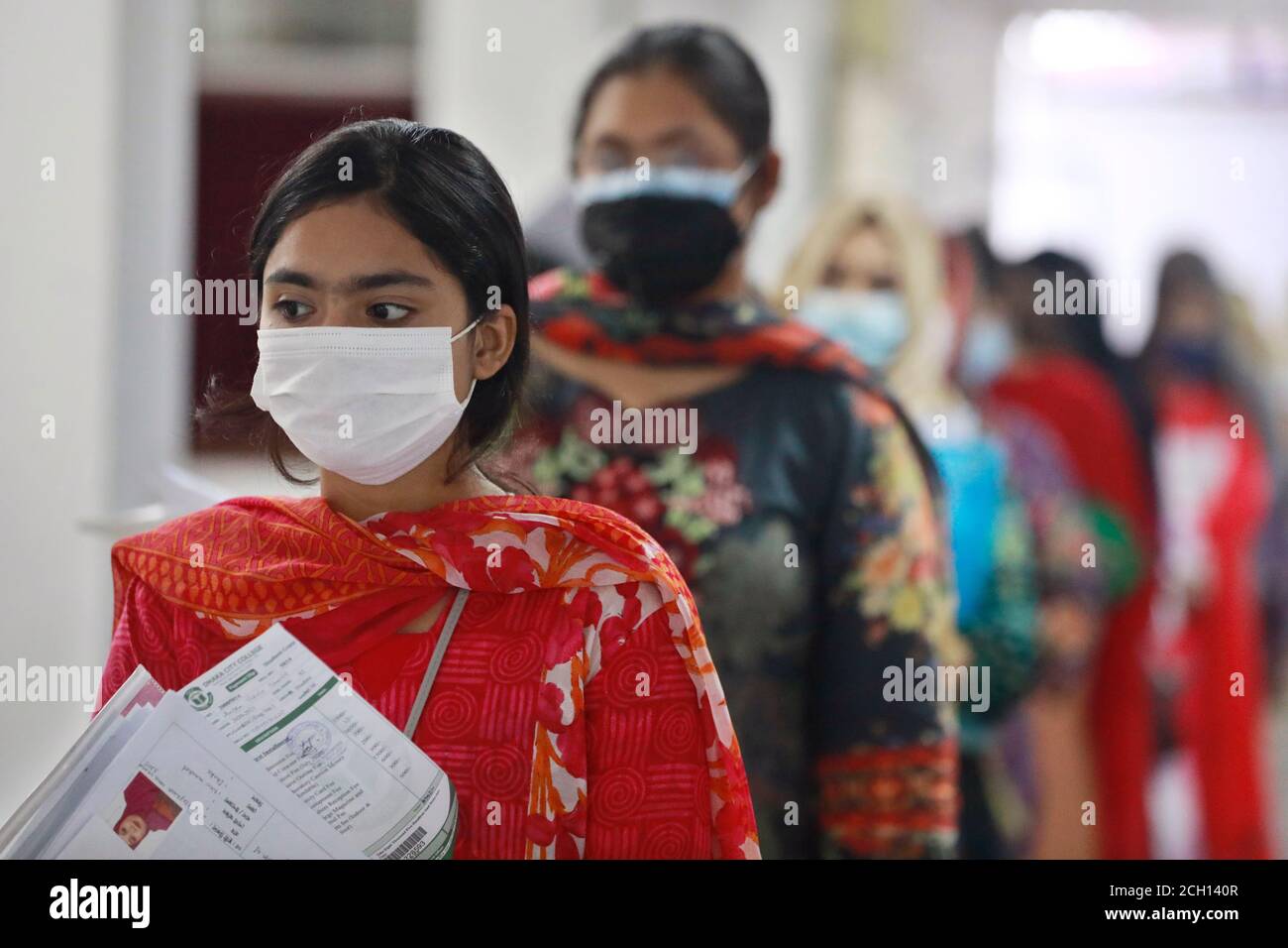 Dhaka, Bangladesh - 13 settembre 2020: Durante il covid-19, gli studenti del Bangladesh si aspettano in coda per partecipare all'ammissione all'università in DHA Foto Stock