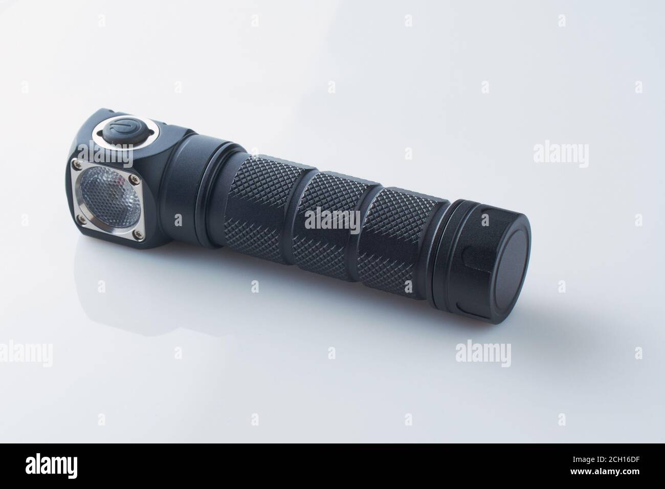 Torcia elettrica a LED isolata su sfondo bianco. Torcia in metallo nero o lampada tascabile per il campeggio al buio. Moderna lampada a LED con proiezione luminosa Foto Stock