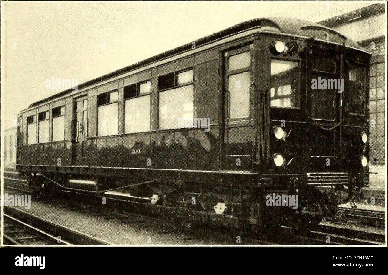 . Giornale ferroviario elettrico . immediatamente precedente il bivio a CamdenTown da cui il commutatore Camden Town informa i motoristi se devono avvicinarsi alla stazione di junc-tion a velocità normale o a metà. In questo modo lo switch-man può chiamare treni nella stazione di giunzione ad intervalli regolari ed evitare quindi il controllo o l'arresto ditreni per segnali sulla linea principale. A causa della crescita del traffico di interscambio tra le linee Piccadilly e District, un'escalation è stata in stallo alla stazione di Earls Court, il punto di interscambio, in grado di trasportare 10,800 persone in ogni orario di direzione. Questa scala mobile Foto Stock