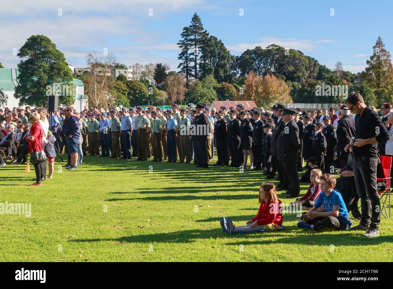 Una folla di spettatori, tra cui Air Force e Army Cadets e volontari di ambulanza di San Giovanni, alla commemorazione del giorno dell'Anzac a Tauranga, Nuova Zelanda Foto Stock