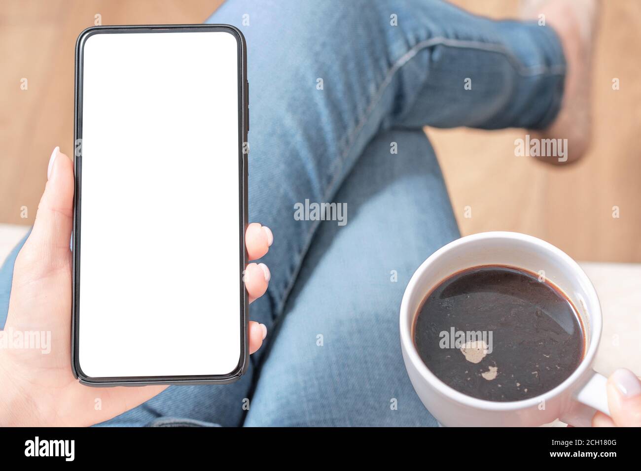 Mokup del telefono cellulare. Schermata bianca vuota dell'immagine. Donna mano che tiene il testo usando il cellulare al bar. Vuoto spazio per fare pubblicità a testo. Persone contatto ma Foto Stock