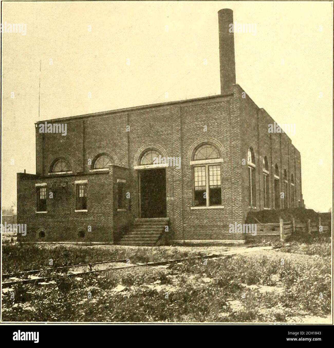 . Il giornale ferroviario di strada . sarà presto cambiato in condensante, quando la potenza generata sarà aumentata a 375 hp ciascuno. Le apparecchiature elettriche sono state installate dalla Westinghouse Electric & Manufacturing Company; i motori e le caldaie della Arbuckhouse-Ryan COM-pany di Toledo; le tubazioni della Best Manufacturing Company di Pittsbugh; le linee di lavoro della Star Electric Company di Toledo; Mentre il lavoro di costruzione generale è stato fatto da thedover Construction Company, che è composto di uomini interested nella strada. I tecnici di consulenza erano E. P. Roberts& Company, di Cleveland, di wh Foto Stock