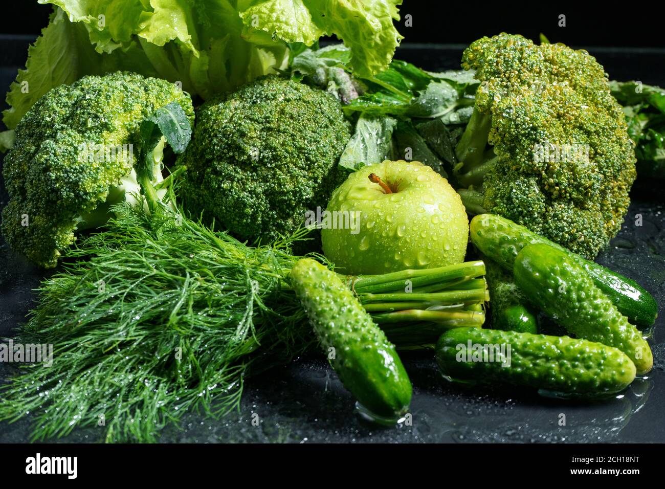 Immagine del set di verdure verdi con gocce d'acqua Foto Stock