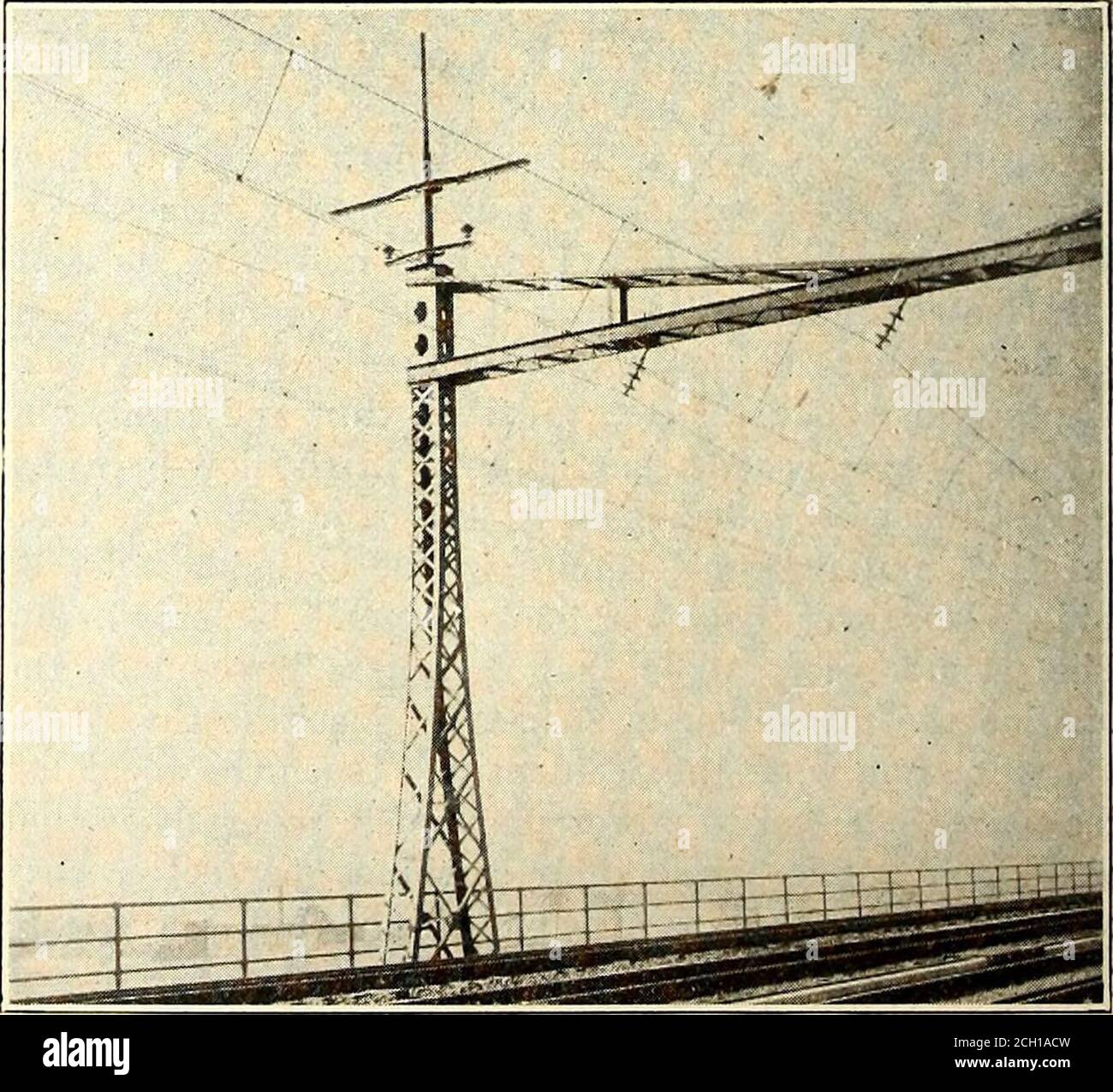 . Giornale ferroviario elettrico . SOSPENSIONE DELLA STAFFA STANDARD SULLA FERROVIA DI COLLEGAMENTO DI NEW YORK - COSTRUZIONE SOPRAELEVATA AL GIUNTO DI ESPANSIONE, LITTLE HELL GATE BRIDGE marzo 23, 1918 Electric Railway Journal 557 i dati sulla ferrovia di collegamento di New York sono i seguenti. Lunghezza della linea passeggeri a due binari - da Port Morris a Sunnyside Yard 5 miglia lunghezza della linea di trasporto a due binari - da Port Morris a Bay Ridge 20 miglia di grado massimo, in direzione ovest, in avvicinamento a Hell GateBridge, 2 miglia 1.2 per cento. Grado massimo, binari per passeggeri in direzione est, ap-proaching Hell Gate Bridge, 1.7 miglia 0.72%. Grade in gallerie Pennsylvania Foto Stock