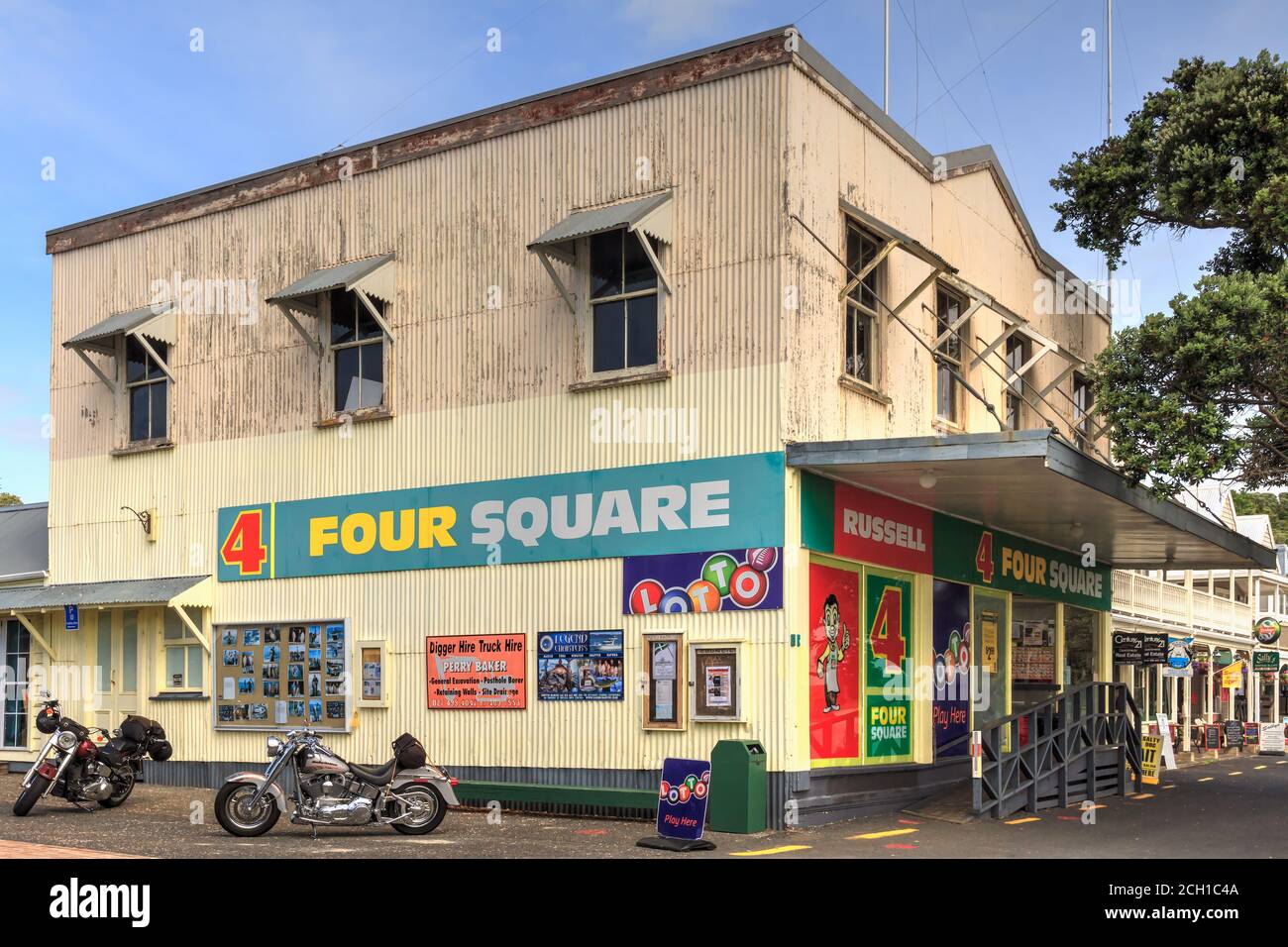 Un supermercato 'Four Square' a Russell, Bay of Islands, Nuova Zelanda, con pareti rustiche in ferro corrugato Foto Stock
